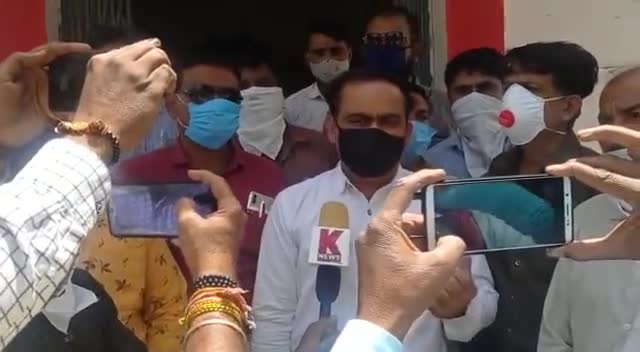 #आलोट
गरीब वर्ग के सम्मान में 
मध्यम वर्ग के सम्मान में 
दैनिक मजदूरी करने वालो के सम्मान में 
डॉ.योगेंद्र सिंह जादौन है