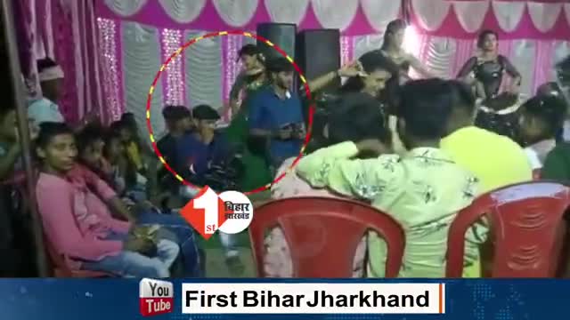 बिहार का सबसे #ख़तरनाक विडियो, #स्टेज पर #डांसर को #ठोक दिया। बाल #बालों को #डांस करते हुए #एक_नर्तकी को #गोली लगी