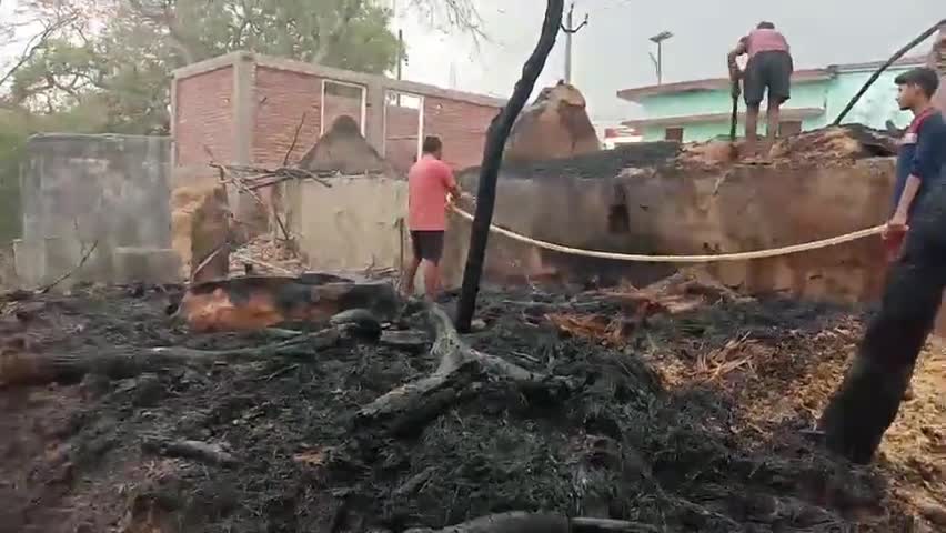 सेवराई: बरेजी में संदिग्ध परिस्थितियों में लगी आग के कारण दो परिवारों के 6 मड़हे में रखा सारा सामान जलकर हुआ राख #आगजनी