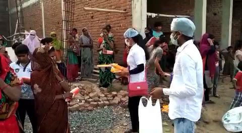 लोकड़ाऊन में आसपास के क्षेत्र में निःशुल्क सेनेटरी पैड बाँटे गए । #indiapadbank #gwalior #gwalior.shpt #madhyabharatnews