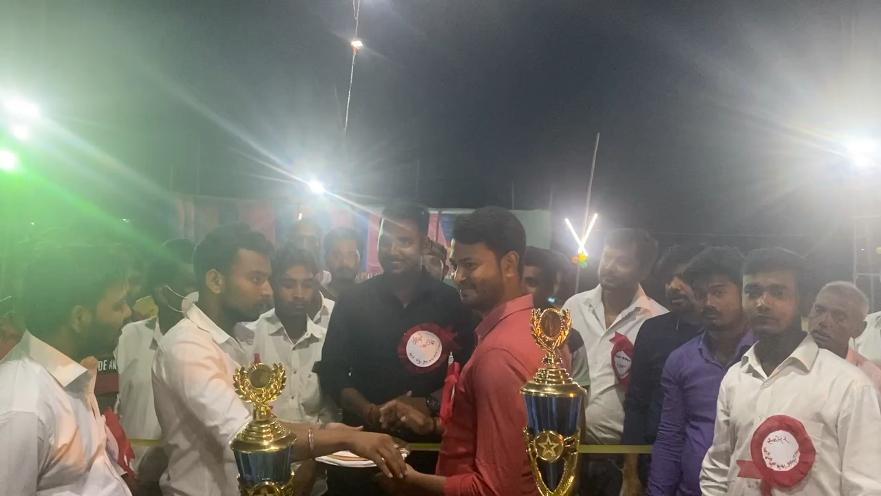 आज राता पंचायत के पुरानी राता ग्राम में Night Cricket Tournament का उद्घाटन करते हुए।

 #ज़िलापार्षद #शरदयादव #फुल्लीडुमरदक्षिणी #SharadYadav #ज़िपसदस्य #फुल्लीडुमर