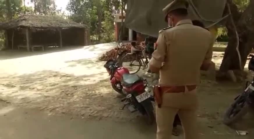 जमुनहा पुलिस चौकी प्रभारी ने वाहन व मास्क चेकिंग अभियान चलाया।
#मास्क#कोविड19#चालान #shravastipolic