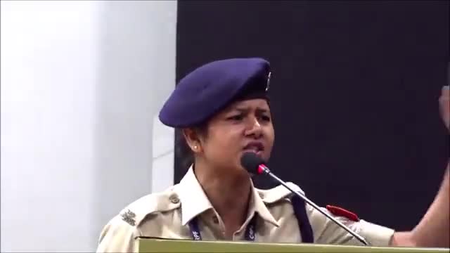 इस #पुलिस #अधिकारी को #सुनें क्या #कह रही है #सैनिक के #मौत पर