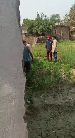आज भी गुंडो की कमी नहीं है कृपया सावधान रहें, देखिए एक व्यक्ति ने दिनदहाड़े गोली मार दी।
#बिरोधी
#गुंडा
