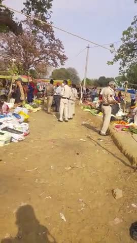 कोडा बाजार में पुलिस प्रशासन दल ने लगी बाजार भीड़ को कराया खाली#market