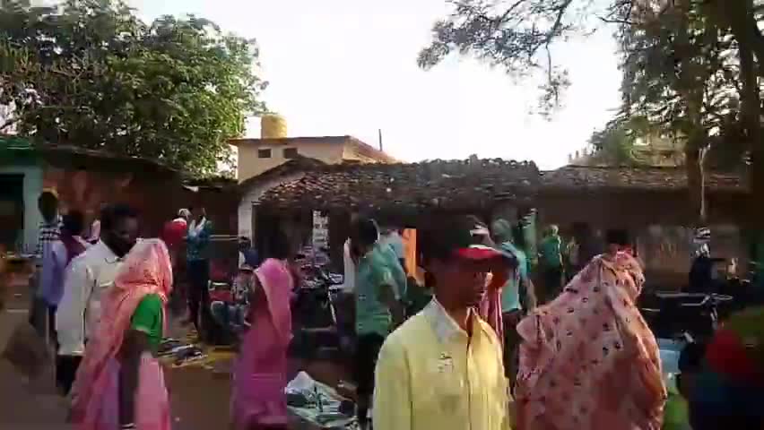 कांकेर: पुरी में रविवार को लगने वाली साप्ताहिक बाजार में ग्राम पंचायत के टीम द्वारा चलानी कार्यवाही करते हुए ।#kanker#charama@