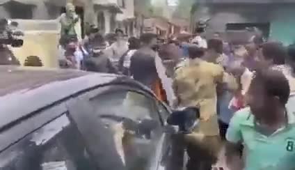 प बंगाल से सांसद लॉकेट_चटर्जी चुनाव के चौथे चरण में अपनी गाड़ी का शीशा खुद तोड़कर इल्जाम #टीएमसी के कार्यकर्त्ताओं पर लगा