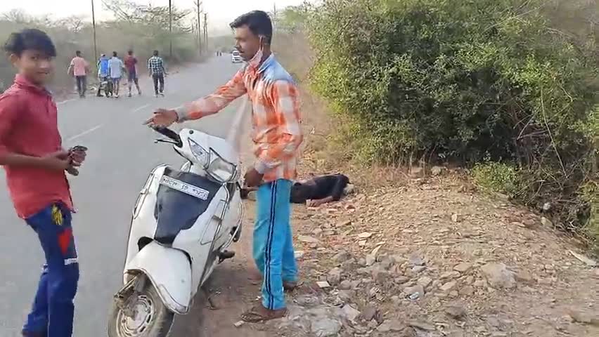 ग्वालियर गिर्द: नशे में धुत बेहोशी की हालत में पड़ा मिला युवक । कैंसर पहाड़ी ﻿ #morningnews #gwalior #gwaliorcity #news #news_update