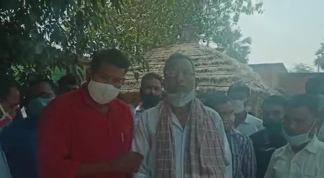 #डंडारी थाना परिसर में प्राइवेट #स्कूल के #शिक्षक एवं शिक्षिकाएं सहित अभिभावक बच्चों के साथ पहुंचे थाना परिसर में