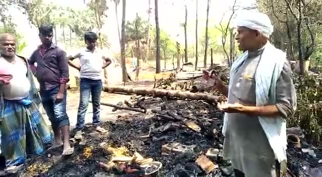 वैशाली: #अग्नि_पीडि़तों_के _दर्द_को सरकारी कर्मचारी के कानों तक पहुँचाने का कार्य करते
 #किसान_नेता- राजू भाई
