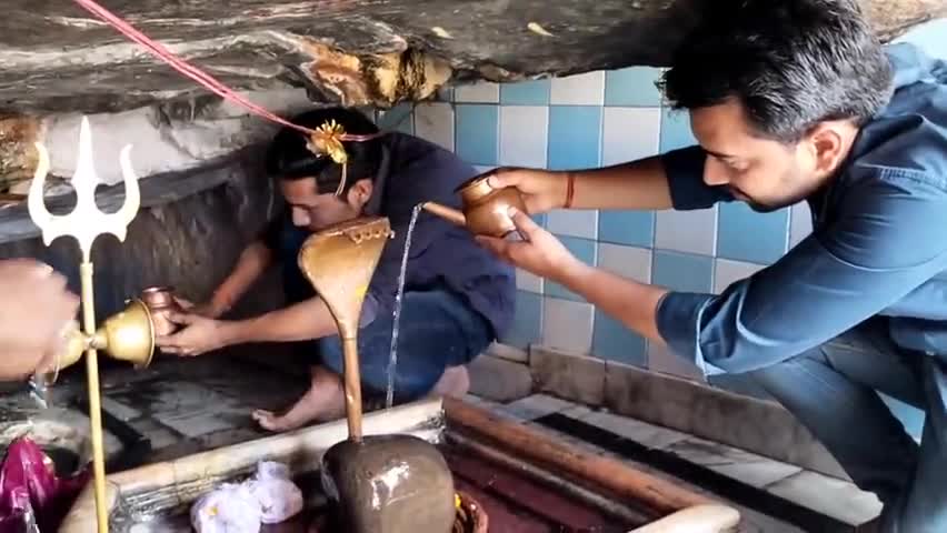 काल का भी काल, है ये महाकाल
जगत को बचाया पीकर हलाहल
जय महाकाल 🙏
#ashu_lyricist
#iamashu #viral #mahakal #shivbhakt