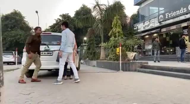 वीडियो शेयर जरूर करना 
पुलिस वाले को किसने हक दिया जनता को मारने का पुलिस जनता की सेवा के लिए होती है ना
#पुलिस
#अन्याय