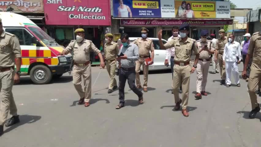मैनपुरी: जिलाधिकारी एवं पुलिस अधीक्षक द्वारा जनपद में पैदल गस्त कर आम जनता को मास्क लगाने को किया गया जागरूक #MainpuriPolice