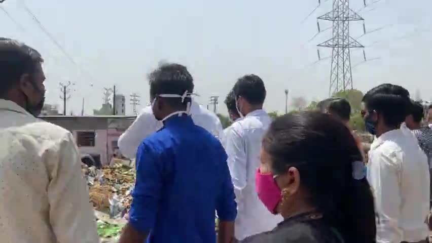 #ward53 रंगबाड़ी स्थित कचरा संग्रहण की अव्यवस्थाओं को लेकर पार्षद रेखा यादव,अन्यपार्षदों व कार्यकर्ताओं ने किया प्रदर्शन