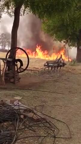 बिकौरा ,पुर और बुडरख तीनो गावो के बीच मे लगी बिक्राल आग स्थानीय लोग और फायर बिग्रेड जुटी आग बुझाने मे 
#बिकौरा