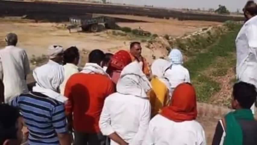 सेवराई: पचोखर में गेहूं की फसल में आग लगने की घटना के बाद पूर्व कैबिनेट मंत्री ओमप्रकाश सिंह ने किसानों को बंधाया ढांढस #आगलगी
