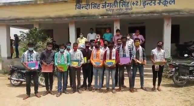 #राघोपुर: राघोपुर के फतेहपुर BS.JS+2 हाई स्कूल में 400 से अधिक नंबर लाने पर प्रधानाध्यापक द्वारा पुरस्कार वितरण किया गया