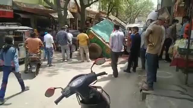 बहुत बड़ा हादसा #नजफगढ़ में रोड के अंदर समा गई गाड़ियां
