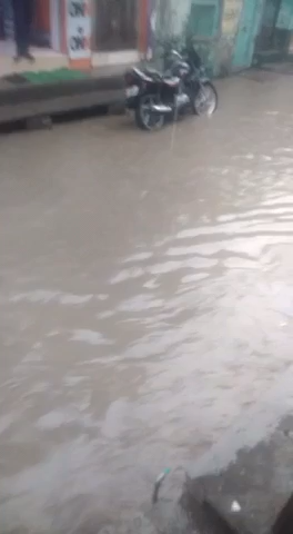 नोहर: नोहर में बारिश के कारण सड़कों पर भरा पानी यातायात में आइ समस्या 
 #nohar