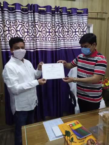 गढ़वा: गढ़वा नगर परिषद में कार्यपालक पदाधिकारी की अनूठी पहल, मास्क में साथ सेल्फी भेजने वाले को दे रहे प्रशस्ति पत्र #पहल