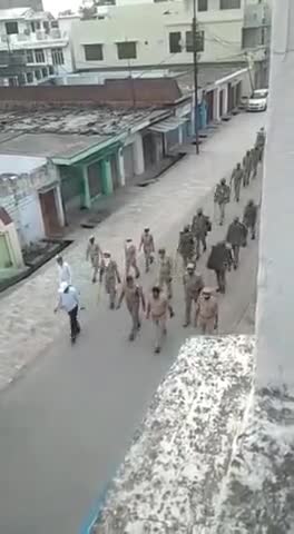 यूपी में रविवार को संपूर्ण लॉकडाउन। दो गज दूरी मास्क है। जरूरी। मास्क न लगाने पर 1000 ₹ जुर्माना। #Corona2021