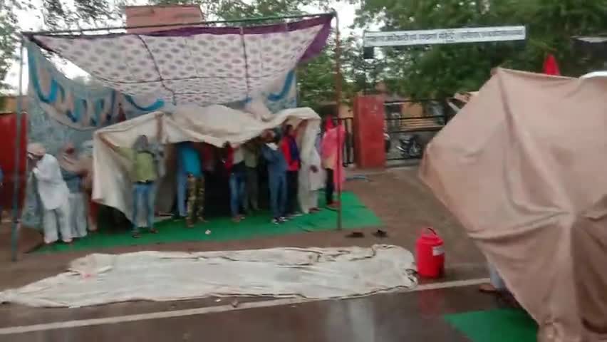 पीलीबंगा: #पीलीबंगा में ट्रैक्टर ट्रॉली यूनियन #सीटू का अपनी मांगों को लेकर भयंकर बारिश के बीच उपखंड कार्यालय पर प्रदर्शन जारी