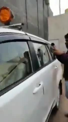 दमोह उपचुनाव में मतदान पूर्व मध्यप्रदेश शासन की गाड़ी में अवैध तरीक़े से #नोट और दारू वितरण किया जा रहा है