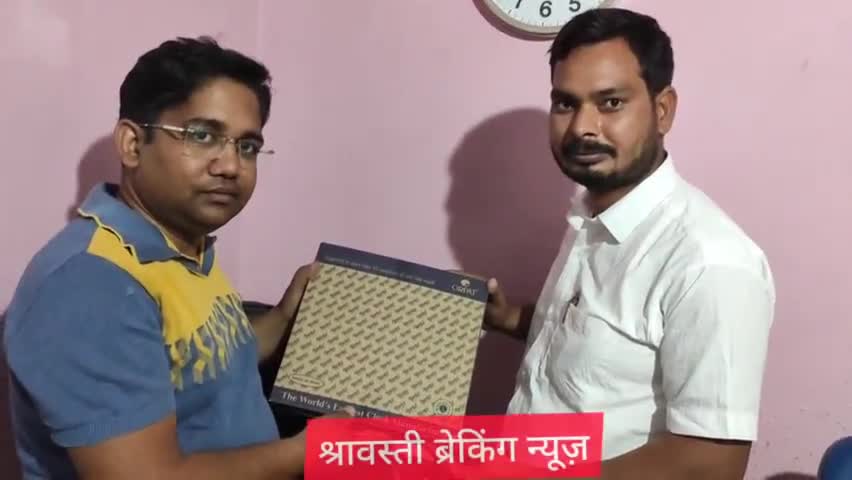 डॉक्टर रमेश वर्मा ने कोरोना वेरियर रिपोर्टर मकबूल अहमद को अजंता दीवार घड़ी भेट कर किया सम्मानित।
#Doctar #reporter