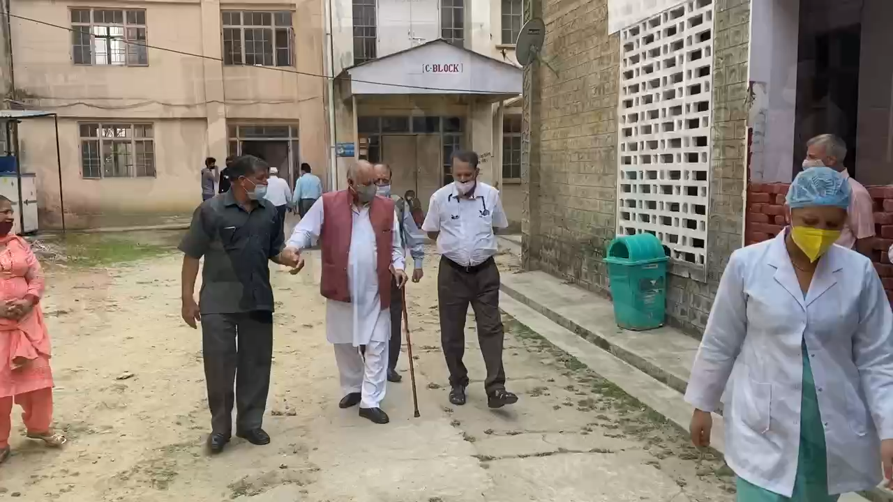 जोगिंदर नगर: आज सिवल अस्पताल जोगिन्दर नगर में पूर्व मंत्री ठाकुर गुलाब सिंह ने कोरोना की ली दूसरी ख़ुराक #jogindernagar #meghna8200