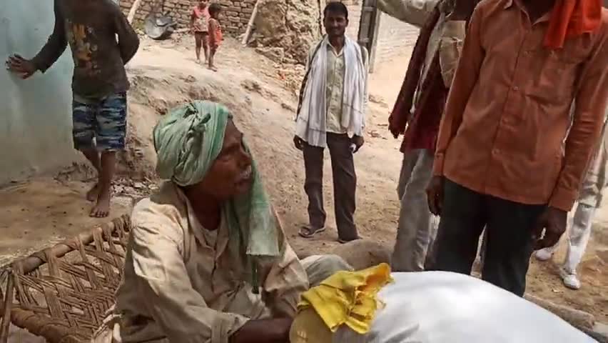 बाँदा:#जिलापंचायत वार्ड नं28 बिसंडा द्वितीय के बड़े बुजुर्गों का प्रणाम करके अपार आशीर्वाद प्राप्त किया पी सी पटेल जनसेवक