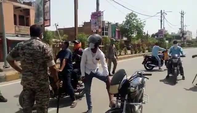 दतिया कोरोना कर्फ़्यू का पालन कराने एसपी ने खुद संभाला मोर्चा,फालतू घूमने वालों पर चलाई लाठियां
#datia #narottammishra