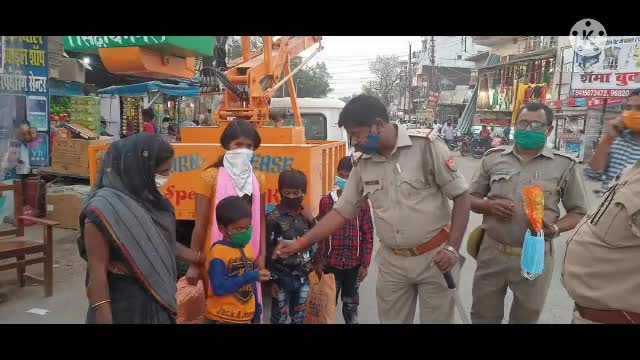 इटवा: इटवा पुलिस का सराहनीय कार्य,बगैर मास्क के घूम रहे बच्चों में बाटे मास्क व टॉफियां,किया जागरूक#सराहनीय_कार्य
