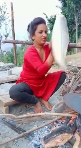 शिलाई क्षेत्र में लड़कियों को पोली { रूमाली रोटी ) बनाना आना जरूरी होता है ।#शिलाई #पहाड़ी कल्चर