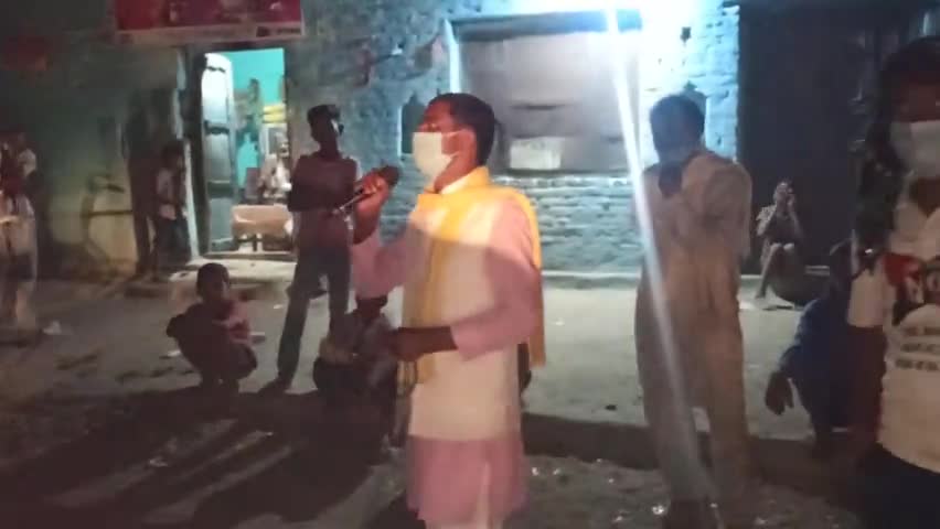 बाँदा :#जिलापंचायत वार्ड नं28 के गांवों में #रात्रि नुक्कड़ सभा के माध्यम से लोगों को जगाने का कार्य कर रहा है PC#जनसेवक