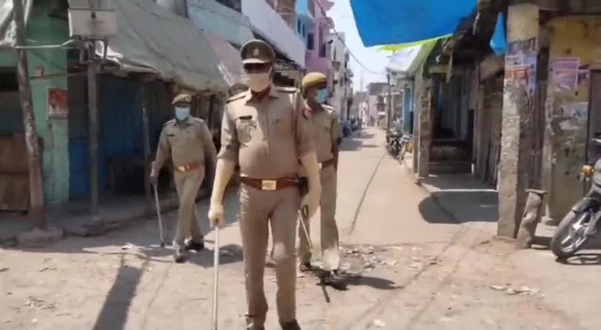 जमुनहा कस्बे में लॉकडाउन का दिखा असर कस्बे में पसरा सन्नाटा चौकी प्रभारी रामकुमार वर्मा करते दिखे पैदल गस्त।
#lockdown21
