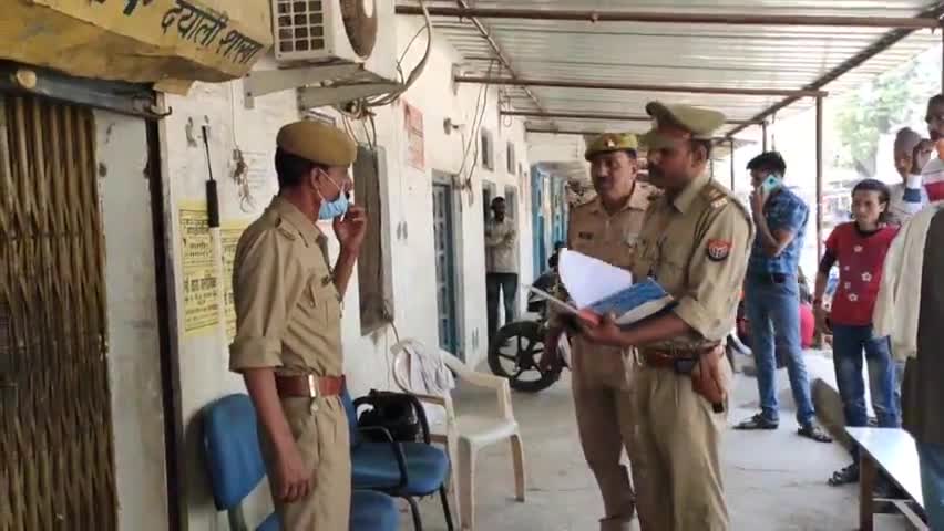चौकी प्रभारी जमुनहा ने वाहन तथा मास्क व बैंक चेकिंग कर दिलाया सुरक्षा का अहसास। #मास्क #वाहन_चेकिंग #Shravastipolic