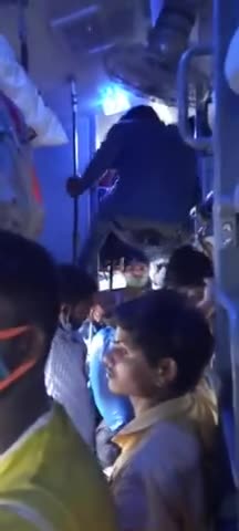 ये Secundrabad से Danapur जानेवाली Train 
है।इनलोगो को corona से डर नहीं है। आगे आपलोग ही बताइए क्या करना चाहिए ##123@