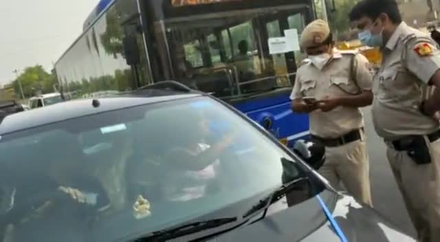 मैं तो अभी kiss कर लूंगी, दिल्ली पुलिस ने मास्क के लिए बोला तो महिला बोली,part 2, couple arrested
#dehlipolice  #Corona