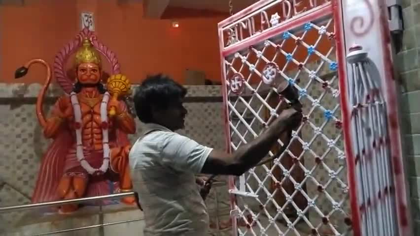 गोविंदपुर: रामनवमी को लेकर हनुमान मंदिर परिसर में डेंटिंग पेंटिंग का काम शुरू हुआ
#govindpur #nawada