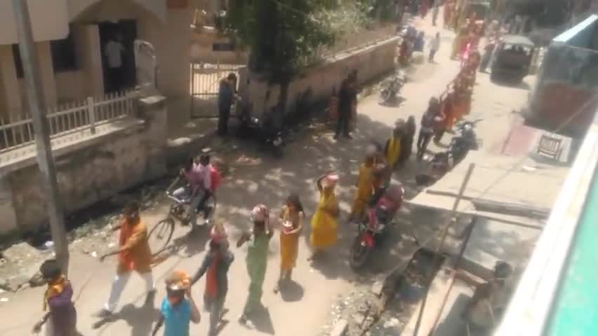गोविंदपुर: हरनारायणपुर में हनुमान मंदिर में प्राण प्रतिष्ठा के लिये हो रहे जग के लिये कलश स्थापना में शामिल लोग
#govindpur #nawada