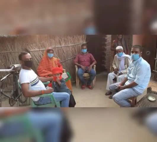 जन जागरुकता एवं मास्क वितरण करती हुई भाजपा नेत्री रेखा बरनवाल।
#covind19