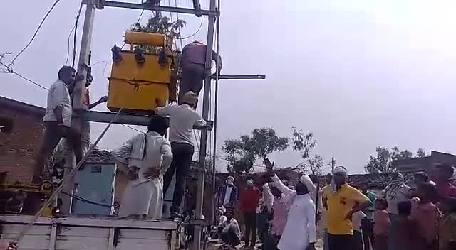बाँदा: #क्षेत्र की समस्या मेरी समस्या ग्राम #अकौना गाँव #ट्रांसफार्मर 15दिनों से जला पड़ा था हमने प्रयास करके #बदलवाया PC