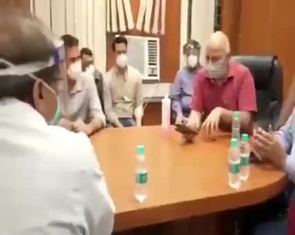 कुछ इसी अंदाज से कोरोना से निपटना संभव होगा!!
बिहार के स्वास्थ्य मंत्री #मंगल_पांडे जी कुछ सीखिए इनसे!!