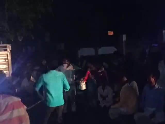 मऊ: वार्ड में 34 जिला पंचायत प्रत्याशी #प्रमिला देवी माता #धनंजय भारतीअनोखा प्रचार करते हुए