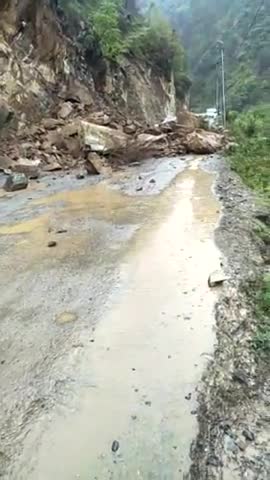 चम्बा: #चम्बा se bharmor road NH  pe srein gaaon me bhooskhalan ke karan road jaam#चम्बा