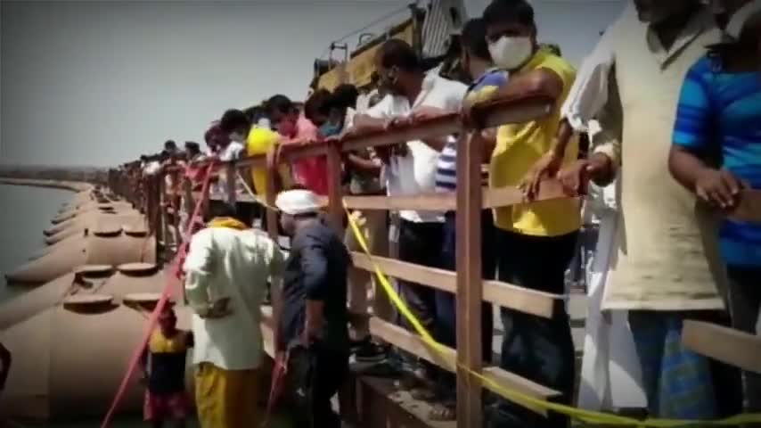 पटना में दानापुर के पीपा पुल को तोड़ पिकअप गंगा में समाई, एक परिवार के 10की मौत, ड्राइवर समेत 3 बचे
#patnapolice #