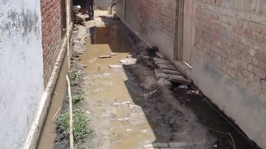 नेपालापुर के भवनपुरवा गांव में रोड पर पानी भर जाता है लोगो को आने जाने में समस्या बहुत होती है
#Sandeep Om