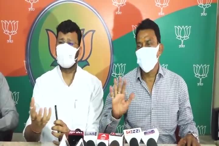 #कब_तक_सच्चाई_से_भागोगे_निकम्मों

#मंत्री तुलसी सिलावट और #भाजपा_अध्यक्ष गौरव रणदिवे...

#प्रेस_कॉन्फ्रेंस छोड़कर भागे...