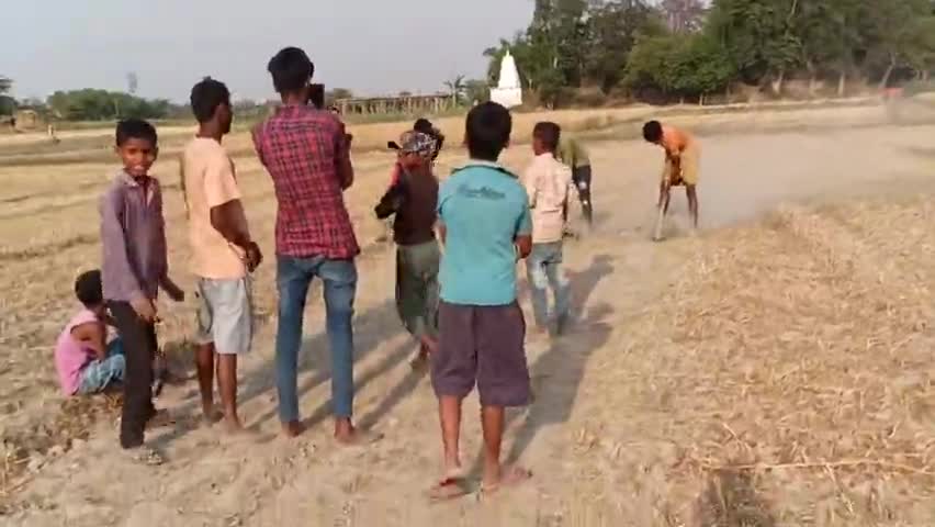 लॉक डाउन से परेशान गांव में बच्चो ने बनाई क्रॉकेट फील्ड। इन बच्चो का कहना है कि हम अपना टैलेंट खत्म नहीं कर सकते।#besafe
