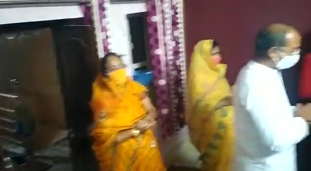 भगवान महावीर के जन्मोत्सव के अवसर पर  #कोरोनासंक्रमण के चलते सभी जैन धर्मावलंबियों ने घरों पर संध्या आरती की ।